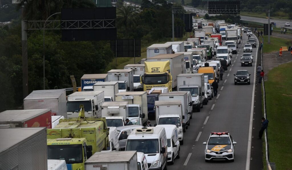 Caminhoneiros de SC decidem aderir à greve nacional após alta do diesel
