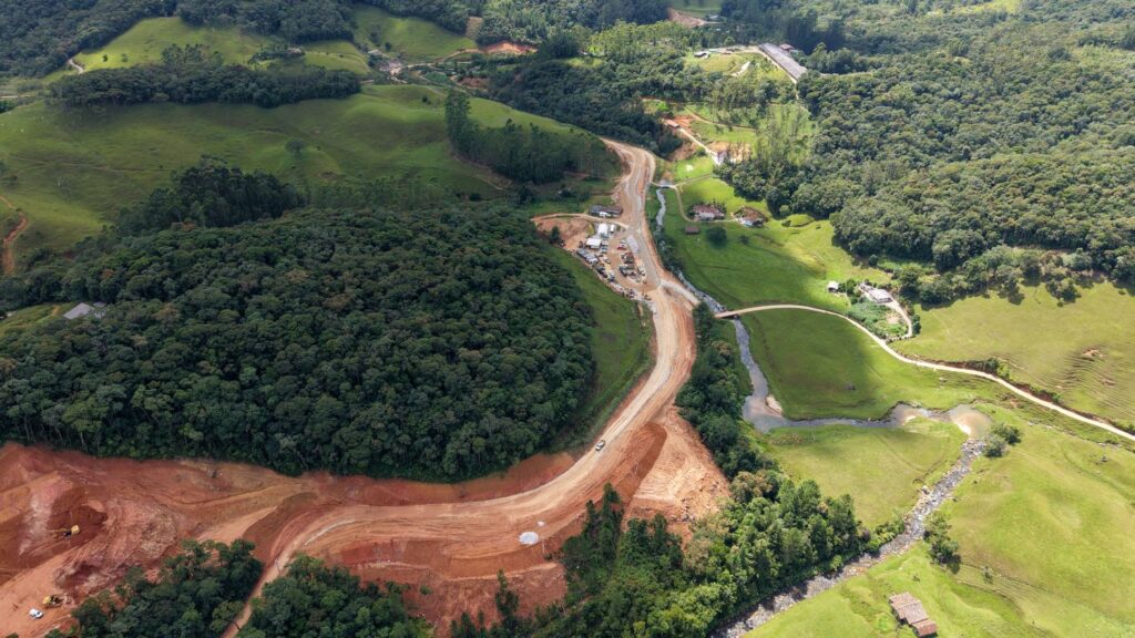 Estrada Boa: asfalto avança na SC-281 e obra histórica na Grande Florianópolis supera 20% de execução