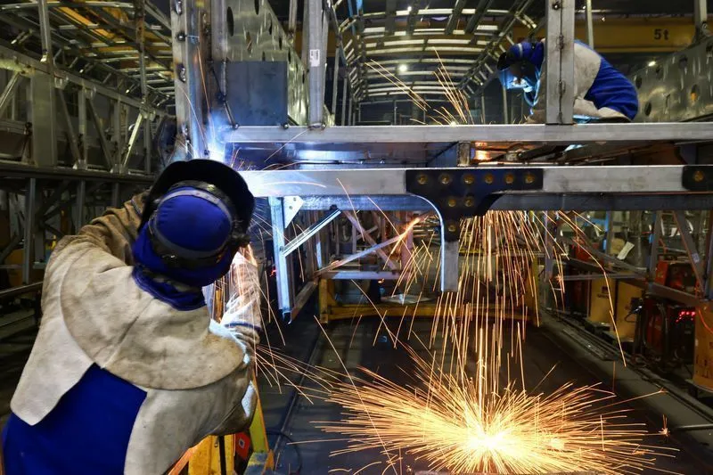 Indústria do Brasil sente impacto da guerra com alta de insumos, mostra PMI