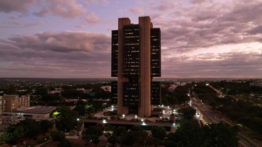 BC vê “problema crescente” de superendividamento e aponta disparada em empréstimos sem garantia e cartão de crédito