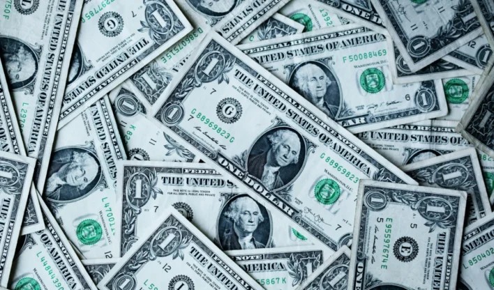 Dólar fecha abaixo dos R$ 5 e reflete força relativa do fluxo para mercados emergentes