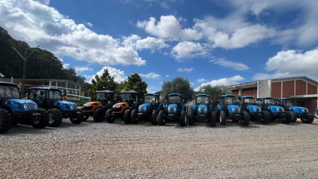 Em Campos Novos, Governo do Estado entrega 50 equipamentos agrícolas para modernizar a produção agrícola catarinense