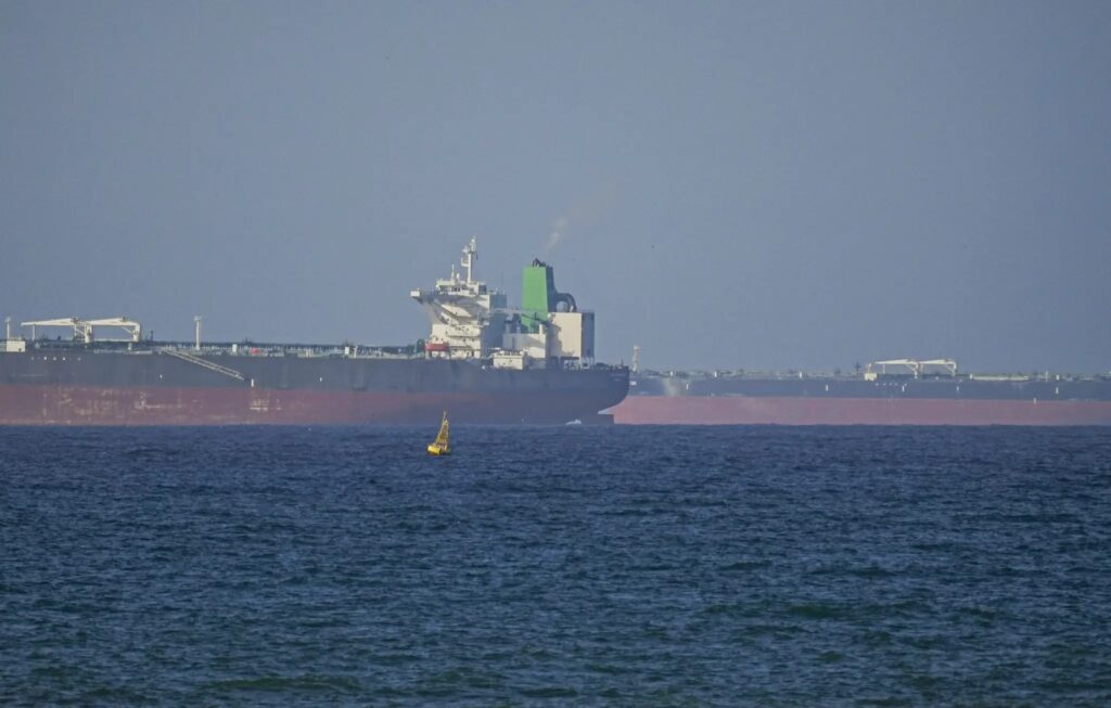 Irã reforça controle de Ormuz após EUA suspenderem novos ataques