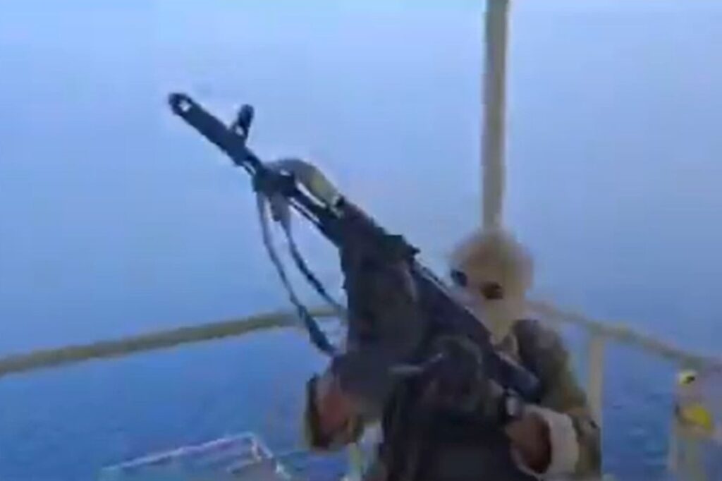 Irã divulga VÍDEO do que diz ser apreensão de navios em Ormuz