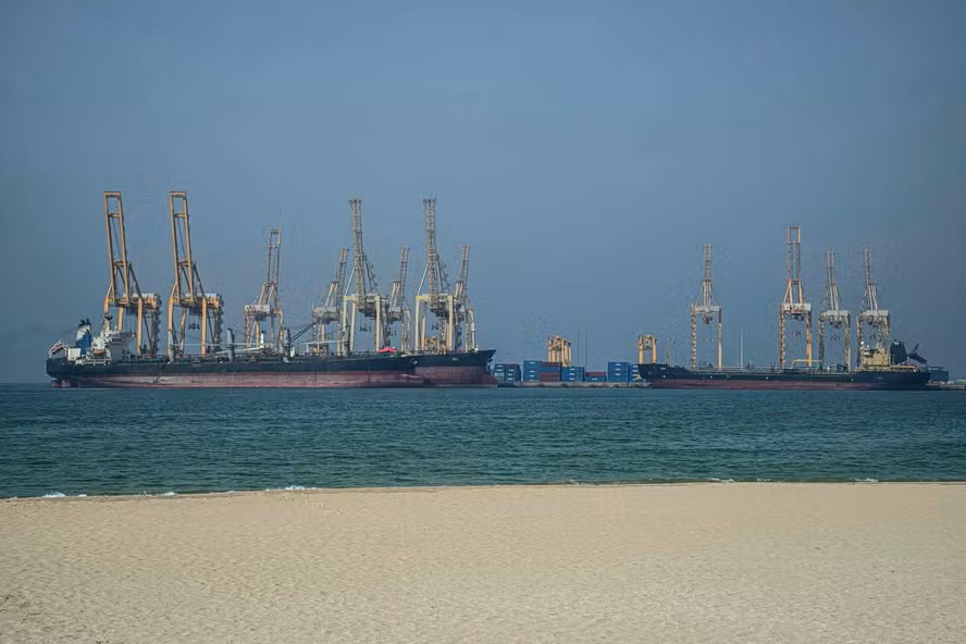 Navios voltam a atravessar o Estreito de Ormuz após anúncio de cessar-fogo, aponta monitoramento