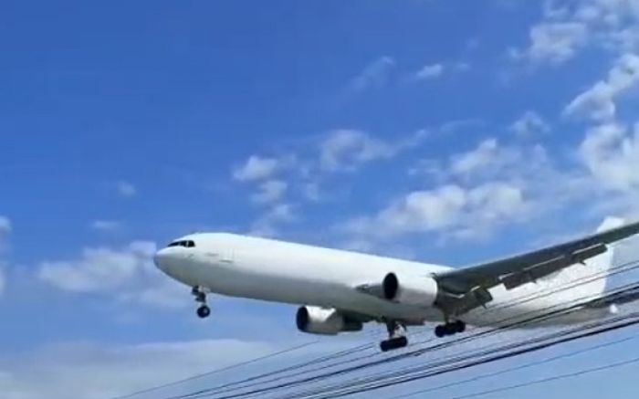 Avião “albino” da Latam chama a atenção em Navegantes