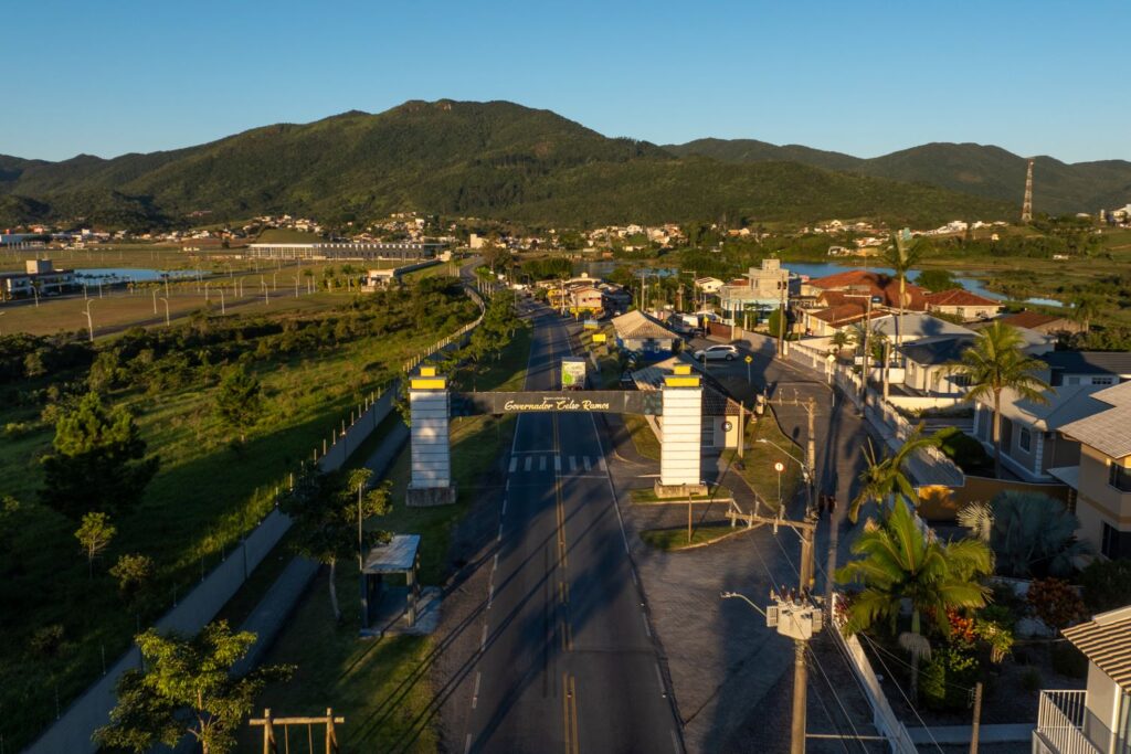 Governador assina ordem de serviço para continuidade da pavimentação da Rodovia Francisco Wollinger em Governador Celso Ramos