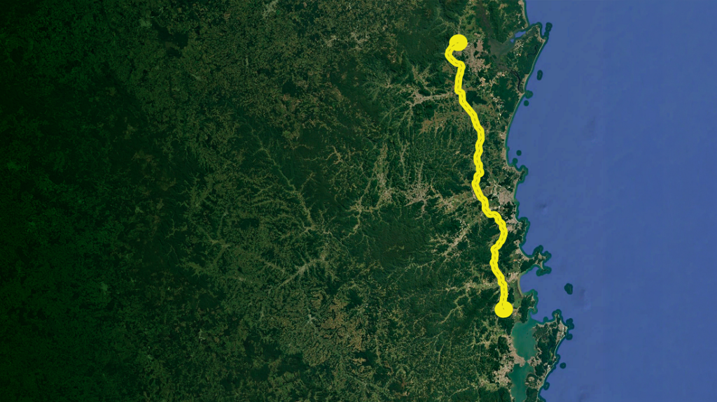 Mapa do litoral do Brasil no Oceano Atlântico com a costa em destaque em amarelo, mostrando a extensão territorial e contorno do litoral. Vista aérea do território.