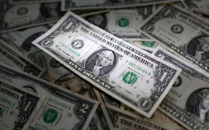 Notas de dólar americano com cédulas de 1 dólar em destaque, com outras notas ao fundo, sugerindo dinheiro, economia e câmbio.
