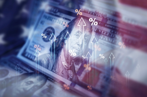 Gráfico de crescimento com setas para cima e símbolos de porcentagem sobreposto a bandeira dos EUA, simbolizando aumento econômico e tendências do mercado.