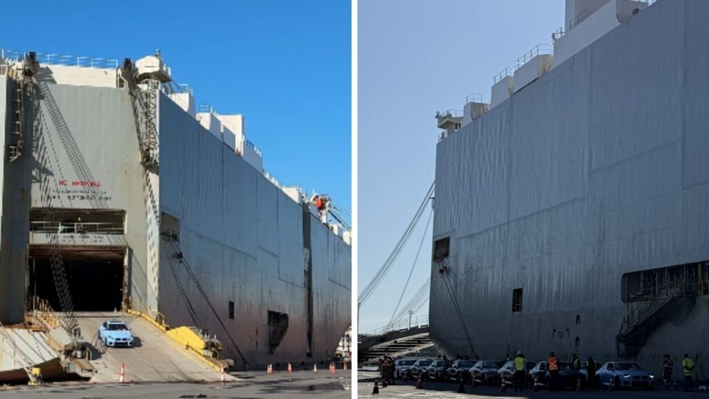 Comparação de dois ângulos de um grande navio cargueiro em doca, com estruturas metálicas altas ao lado, guinchos e veículos ao fundo, em dia ensolarado.