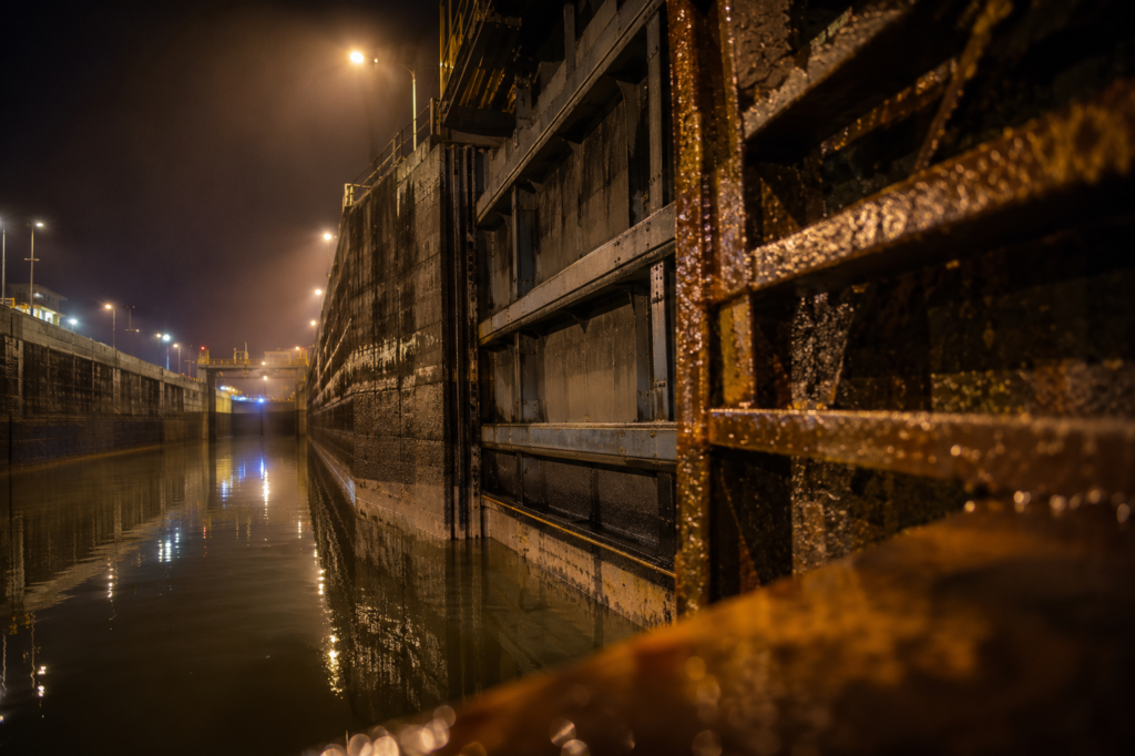 Eclusas do Canal do Panamá com nível d'água baixo durante a noite, reflexo da crise hídrica causada pela seca