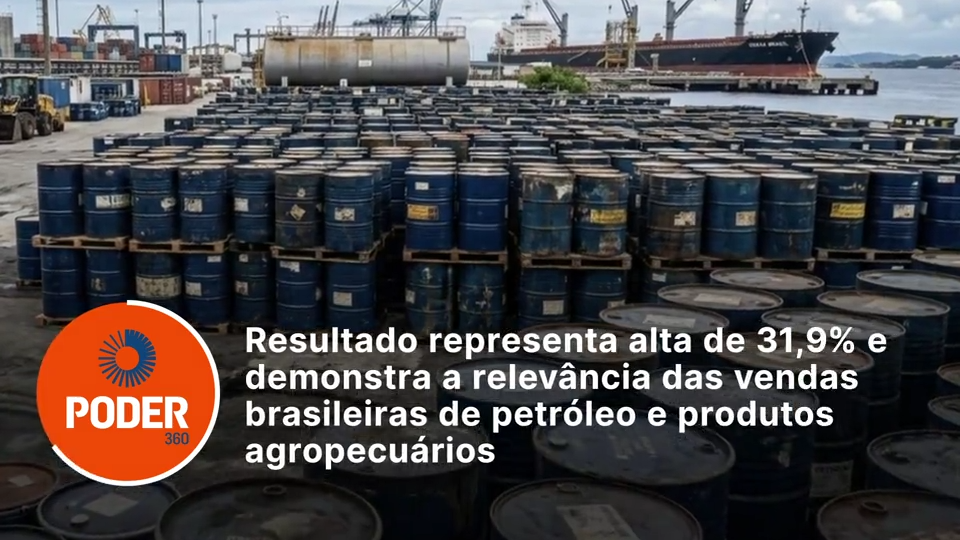 Pátio portuário com tambores e barris de petróleo e outros barris industriais, ao fundo navios cargueiros e guindastes; texto na imagem destaca “PODER 360”.