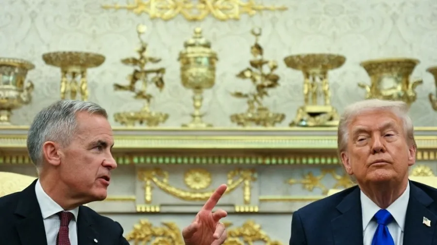 Encontro em cenário solene com Vladimir Putin à esquerda e Donald Trump à direita, ambos em traje social, apontando e conversando em ambiente com decoração dourada e lustres ao fundo.