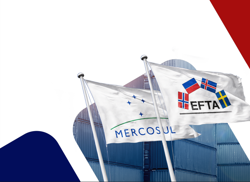 Bandeiras do MERCOSUL e da EFTA em postes ao lado de um armazém industrial azul, destacando colaboração e integração comercial entre países.