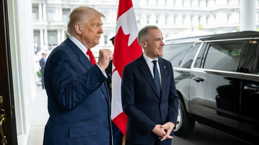 Donald Trump e um líder canadense conversam em frente a uma limusine em local institucional, com bandeira do Canadá ao fundo durante visita oficial.