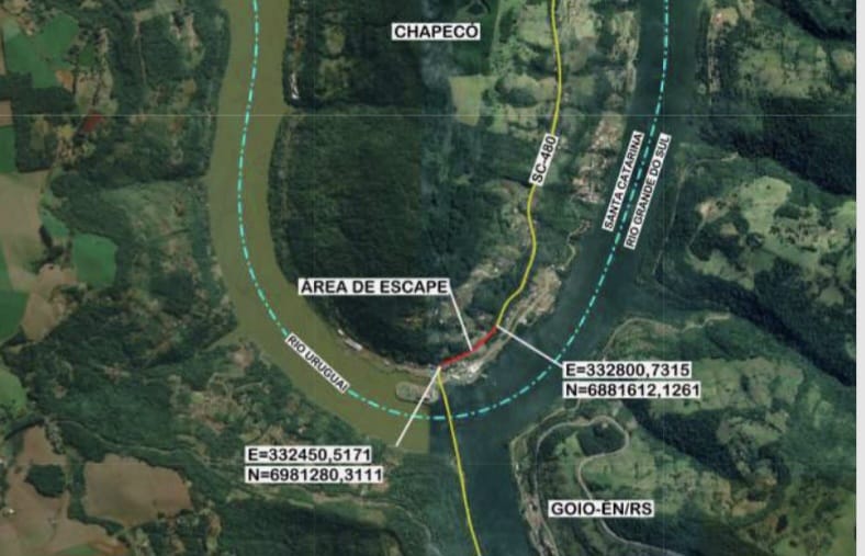 Mapa de localização com destaque para a área de escape em região próxima a Chapecó, com rodovias, rios e coordenadas sobre imagem de satélite.