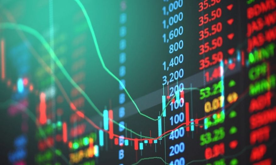 Imagem abstrata de gráficos e velas do mercado financeiro na tela, com linhas e indicadores em verde e vermelho, simulando análise de ações